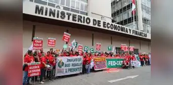 Trabajadores de EsSalud anuncian huelga nacional indefinida este 10 de octubre Trabajadores de EsSalud anuncian huelga nacional indefinida este 10 de octubre