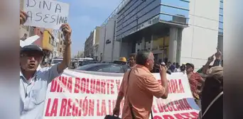 Decenas de ciudadanos protestan por llegada de Dina Boluarte y sus ministros a Trujillo