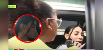 Samahara cierra la puerta del carro a reportera y se niega a responder sobre expresiones racistas