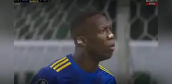 Advíncula y su airada reacción contra su compañero en pleno partido tras ataque de Palmeiras Advíncula y su airada reacción contra su compañero en pleno partido tras ataque de Palmeiras