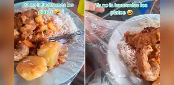 Joven sirve la comida en platos forrados con bolsas para no lavarlos ante corte de agua Joven sirve la comida en platos forrados con bolsas para no lavarlos ante corte de agua