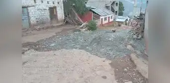 Mineros ilegales derraman mineral en poblado de Apurímac Mineros ilegales derraman mineral en poblado de Apurímac