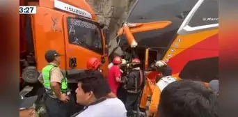 Carretera Central: accidente de bus contra camión deja varias personas heridas en Huarochirí Carretera Central: accidente de bus contra camión deja varias personas heridas en Huarochirí