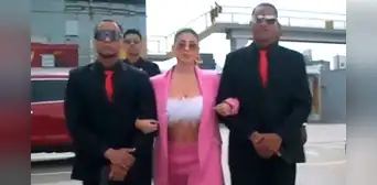 Yahaira Plasencia llegó acompañada de 4 escoltas para ingresar al set de 'Amor y fuego' Yahaira Plasencia llegó acompañada de 4 escoltas para ingresar al set de 'Amor y fuego'