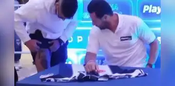 Hincha sorprende a Pizarro con un tatuaje de su rostro y el 'Bombardero' tiene inesperada reacción Hincha sorprende a Pizarro con un tatuaje de su rostro y el 'Bombardero' tiene inesperada reacción