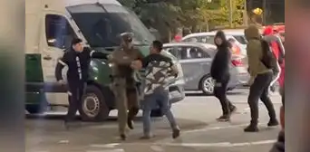 Hinchas de la selección peruana se agarran a palos y puñetazos durante el banderazo en Chile Hinchas de la selección peruana se agarran a palos y puñetazos durante el banderazo en Chile