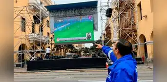 Perú vs. Chile: hinchas esperan en la plaza de Armas para ver partido en pantalla gigante Perú vs. Chile: hinchas esperan en la plaza de Armas para ver partido en pantalla gigante