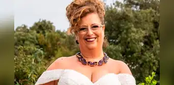 Mujer se casa con ella misma tras ahorrar 20 años para su boda soñada: "¿Por qué iba a perdérmelo" Mujer se casa con ella misma tras ahorrar 20 años para su boda soñada: "¿Por qué iba a perdérmelo"
