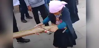 Niña de 7 años asombra con el arte del tejido de cintura en Amazonas