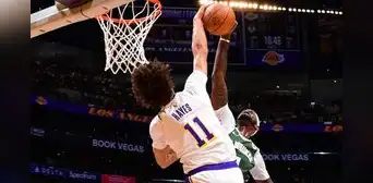 Los Angeles Lakers perdieron 97-108 ante Milwaukee Bucks por la pretemporada de la NBA 2023
