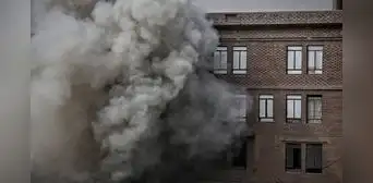 Reportan incendio de gran magnitud a pocos metros de la plaza de Armas de Lima Reportan incendio de gran magnitud a pocos metros de la plaza de Armas de Lima