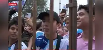 Peruanos que esperan a Argentina en las afueras del hotel desean que Perú pierda: "Somos de Messi" Peruanos que esperan a Argentina en las afueras del hotel desean que Perú pierda: "Somos de Messi"