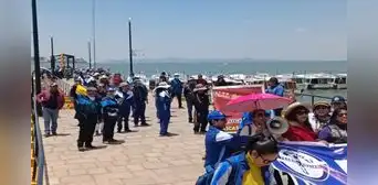 Huelga de docentes universitarios: catedráticos de la UNA protestan en el lago Titicaca, Puno Huelga de docentes universitarios: catedráticos de la UNA protestan en el lago Titicaca, Puno