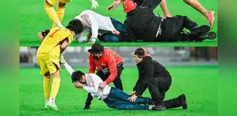 Pedro Gallese le quitó y arrojó celular de hincha que entró a tomarse foto con Messi Pedro Gallese le quitó y arrojó celular de hincha que entró a tomarse foto con Messi