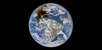 La increíble imagen de la Tierra tomada desde el espacio durante el último eclipse solar