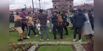 Universitario vs. Cusco FC: hinchas cremas alteraron el orden en la plaza Mayor de Cusco Universitario vs. Cusco FC: hinchas cremas alteraron el orden en la plaza Mayor de Cusco
