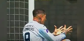Paolo Guerrero no se contuvo y soltó un fuerte grito de frustración al fallar un claro gol con LDU Quito Paolo Guerrero no se contuvo y soltó un fuerte grito de frustración al fallar un claro gol con LDU Quito