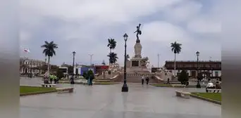 Trujillo: conoce 5 curiosidades de la plaza de Armas, donde se izó por primera vez la bandera del Perú Trujillo: conoce 5 curiosidades de la plaza de Armas, donde se izó por primera vez la bandera del Perú