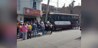 Arequipa: bus choca con poste y deja 53 personas heridas Arequipa: bus choca con poste y deja 53 personas heridas
