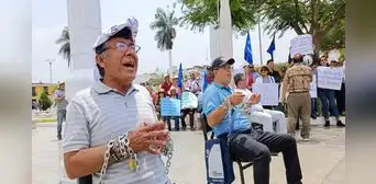 Huelga docente: catedráticos de Universidad Nacional de Trujillo se encadenan en plaza de Armas Huelga docente: catedráticos de Universidad Nacional de Trujillo se encadenan en plaza de Armas