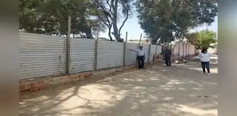 Alumnos de Piura estudian en malas condiciones Alumnos de Piura estudian en malas condiciones