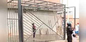 SJM: vecino construye cochera en la calle y municipalidad la destruye por invasión a la vía pública