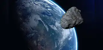 Astrónomos sugieren que un fragmento de la Luna estaría orbitando la Tierra desde hace casi 100 años