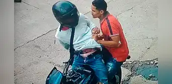 Delincuente empuja de su moto y abandona a cómplice herido tras asesinar a funcionario en Colombia Delincuente empuja de su moto y abandona a cómplice herido tras asesinar a funcionario en Colombia