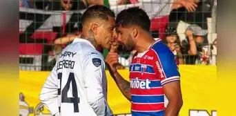 Paolo Guerrero se puso cara a cara con Brítez tras propinarle un codazo en la final de la Sudamericana