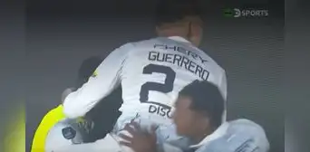 La eufórica celebración de Guerrero hacia el arquero de LDU tras 'salvarlo' y ganar la Sudamericana La eufórica celebración de Guerrero hacia el arquero de LDU tras 'salvarlo' y ganar la Sudamericana