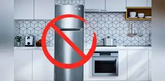 ¿Qué pasa si mi refrigeradora está muy cerca de la cocina?