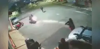 Mujer defiende a su esposo de delincuentes y los dispersa a balazos: un asaltante quedó herido Mujer defiende a su esposo de delincuentes y los dispersa a balazos: un asaltante quedó herido