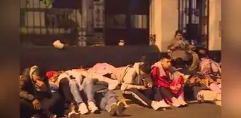 Postulantes a policías duermen en la calle en espera de trámite de documentos Postulantes a policías duermen en la calle en espera de trámite de documentos