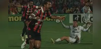 En un partidazo, Alajuelense derrotó 5-4 a Herediano y clasificó a la final de la Copa Centroamericana Concacaf En un partidazo, Alajuelense derrotó 5-4 a Herediano y clasificó a la final de la Copa Centroamericana Concacaf