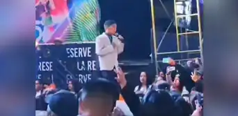 Niño que cautivó con su voz a familia de Kevin Pedraza cantó con orquesta de recordado cantante Niño que cautivó con su voz a familia de Kevin Pedraza cantó con orquesta de recordado cantante