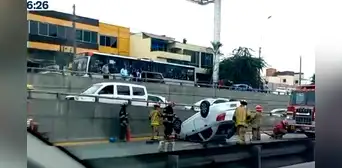 Accidente Javier Prado: auto se vuelca en la Vía Expresa