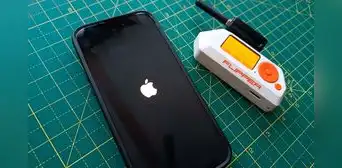 ¿Tu iPhone tiene iOS 17? El Flipper Zero, el tamagotchi de los hackers, puede bloquearlo