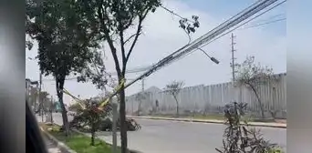 Vecinos de SJL denuncian caos vehicular por insólito derrumbe de poste en plena avenida