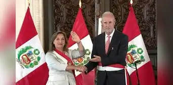 Dina Boluarte tomó juramento a Javier González-Olaechea como nuevo canciller Dina Boluarte tomó juramento a Javier González-Olaechea como nuevo canciller
