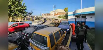 Arequipa: video de depósito muestra a dos personas abriendo capó de vehículo robado Arequipa: video de depósito muestra a dos personas abriendo capó de vehículo robado