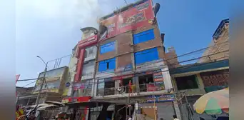 Trujillo: 6 personas quedaron atrapadas tras fuerte incendio en galería comercial Trujillo: 6 personas quedaron atrapadas tras fuerte incendio en galería comercial