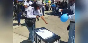 Docentes se desangran y encadenan en protesta contra gobierno de Boluarte en Piura Docentes se desangran y encadenan en protesta contra gobierno de Boluarte en Piura