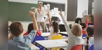 Denuncian a profesora por abusar de niños de 12 años: los amenazaba de muerte si hablaban