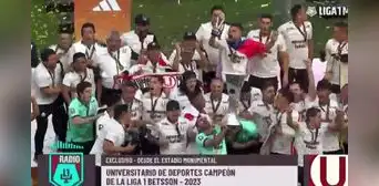 ¡Así celebró la 'U' el título 27! Cremas alzaron el trofeo en el Monumental tras el apagón en Matute