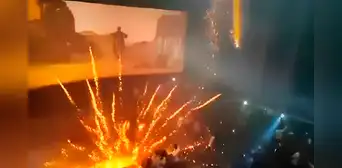 Espectadores causan pánico tras encender fuegos artificiales en una sala de cine de la India