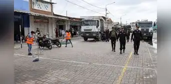 Desalojaron a más de 400 ambulantes de mercado de Piura Desalojaron a más de 400 ambulantes de mercado de Piura