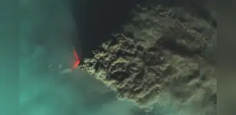 La impactante imagen de la erupción del volcán más alto de Eurasia: una nube de cenizas de 1.600 km