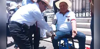 ¡Radicalizan su huelga! Docentes de la UNSA se encadenan en catedral de Arequipa