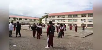 'El Barbero', el escolar que aprovecha el recreo para cortar cabello de sus compañeros en Huancayo 'El Barbero', el escolar que aprovecha el recreo para cortar cabello de sus compañeros en Huancayo