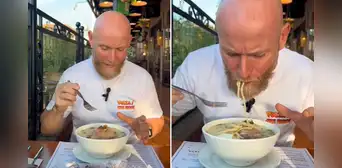 Extranjero usa tenedor para comer fideos de CALDO DE GALLINA y usuarios le dicen: “Con la cuchara, mano” Extranjero usa tenedor para comer fideos de CALDO DE GALLINA y usuarios le dicen: “Con la cuchara, mano”